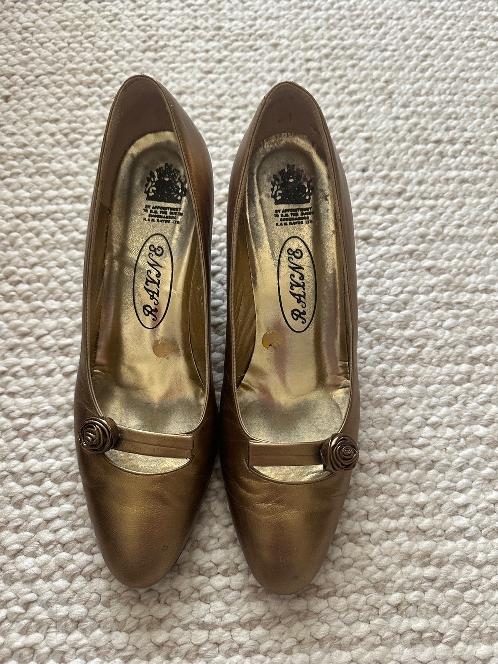 Ravne vintage gold pump